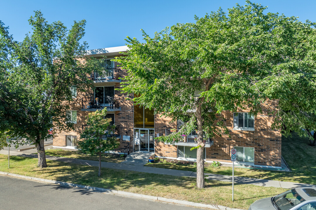 709 2 Av NW in Calgary, AB - Building Photo