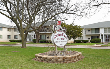 Garden Circle in Milwaukee, WI - Building Photo - Building Photo