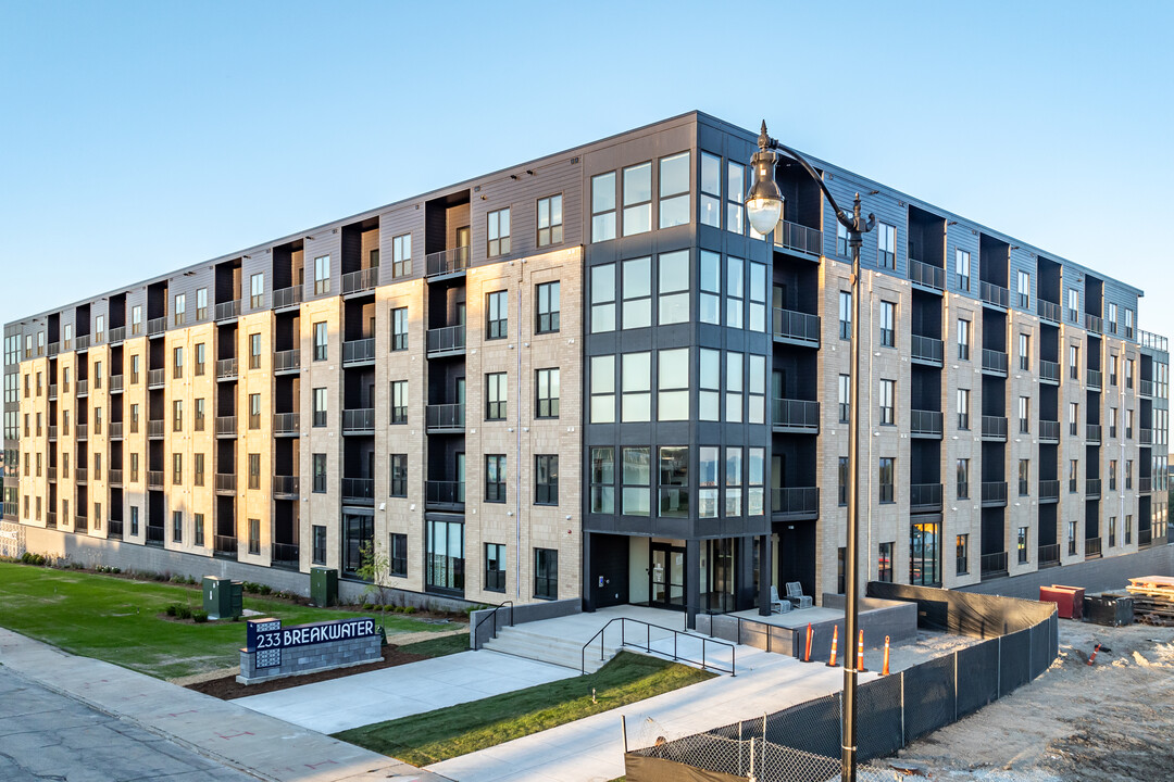 Breakwater 233 in Racine, WI - Foto de edificio