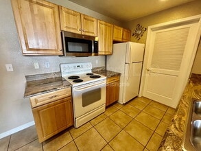 1360 Shady Ln in Turlock, CA - Foto de edificio - Building Photo