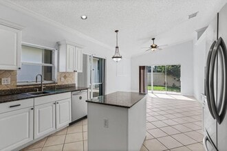 7607 Colony Lake Dr in Boynton Beach, FL - Building Photo - Building Photo