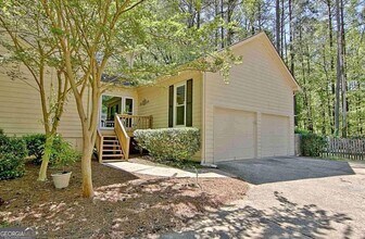 136 Cloister Dr, Unit 34 in Peachtree City, GA - Building Photo - Building Photo