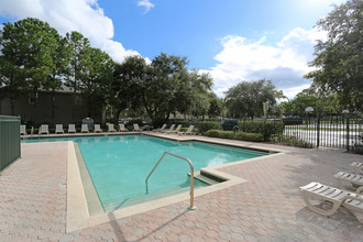 Weston Oaks in Holiday, FL - Foto de edificio - Building Photo