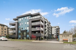 33886 Pine St in Abbotsford, BC - Building Photo