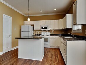 7027 Legend Oaks Ln in Knoxville, TN - Foto de edificio - Building Photo