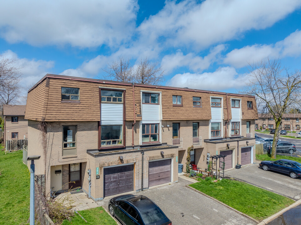 The Gates of Bramalea Townhomes in Brampton, ON - Building Photo