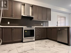 24 Foxberry Rd in East Gwillimbury, ON - Building Photo - Building Photo