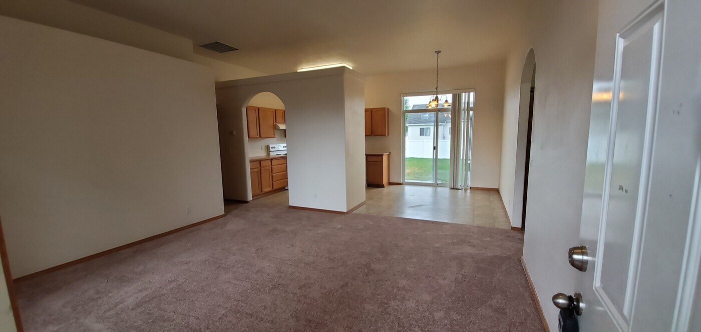 2572 W Pocono Ct in Coeur d'Alene, ID - Building Photo