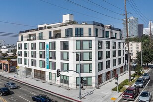 BARRINGTON ROW in Los Angeles, CA - Building Photo
