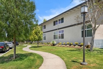 Park Del Amo Apartments in Lakewood, CA - Building Photo - Building Photo