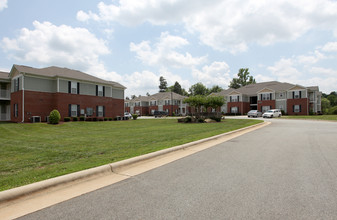 Auburn Trace Apartments in Burlington, NC - Building Photo - Building Photo