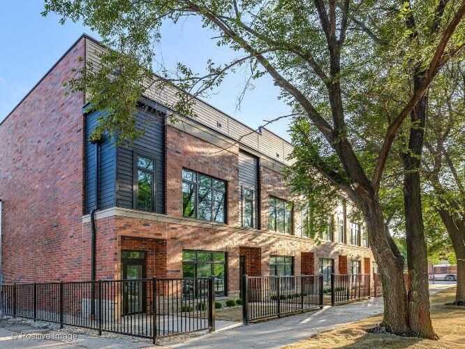 6915 N Western Ave in Chicago, IL - Foto de edificio