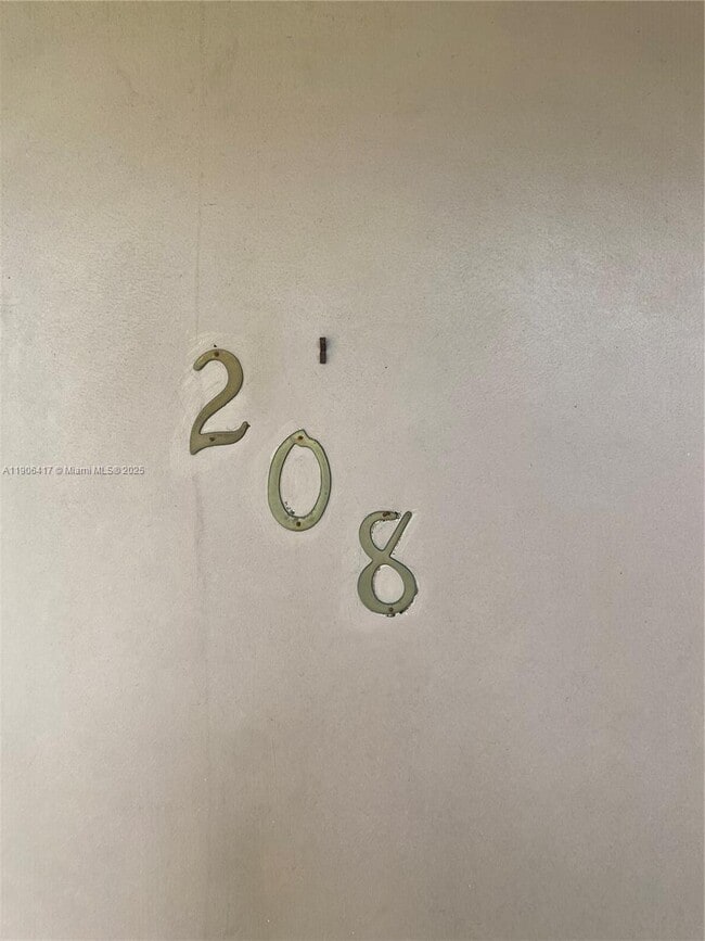 2420 Diana Dr in Hallandale Beach, FL - Foto de edificio - Building Photo