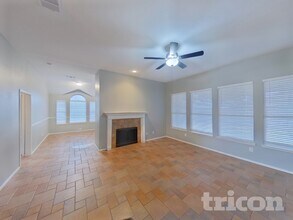 1801 Pecan View Dr in Garland, TX - Foto de edificio - Building Photo
