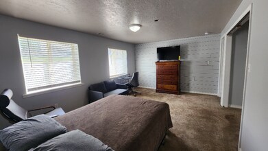8543 Poison Oak Dr in West Jordan, UT - Building Photo - Building Photo