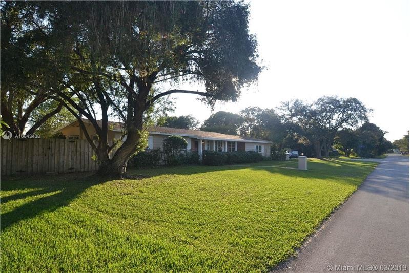 8380 SW 158th St in Palmetto Bay, FL - Foto de edificio