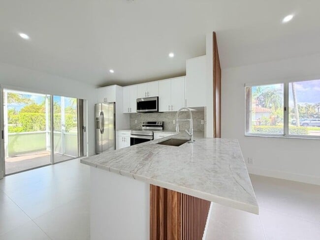 20841 NW 1st St in Pembroke Pines, FL - Building Photo - Building Photo