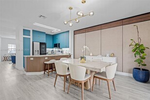 5725 NW 114th Path in Doral, FL - Building Photo