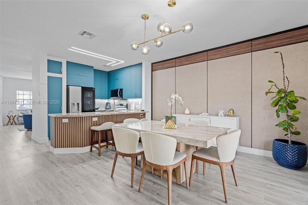 5725 NW 114th Path in Doral, FL - Foto de edificio