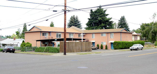 8231 N Fessenden St in Portland, OR - Building Photo - Building Photo