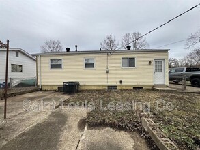 11490 Essex Ave in Maryland Heights, MO - Building Photo - Building Photo