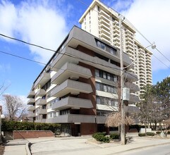 70 Erskine Ave in Toronto, ON - Building Photo - Building Photo