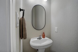 7950 Blue St in Houston, TX - Building Photo - Building Photo