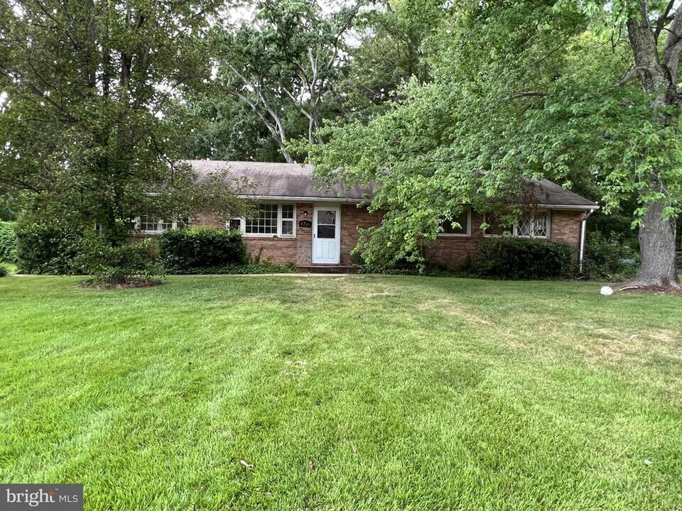 8716 McNair Dr in Alexandria, VA - Building Photo