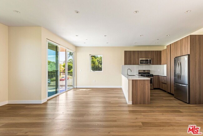 4905 St Elmo Dr in Los Angeles, CA - Building Photo - Building Photo