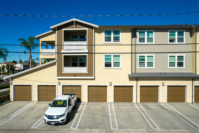 Compass Rose in Fullerton, CA - Foto de edificio - Building Photo