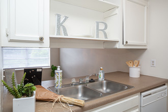 Kenilworth Ridge Apartments in Baton Rouge, LA - Building Photo - Interior Photo