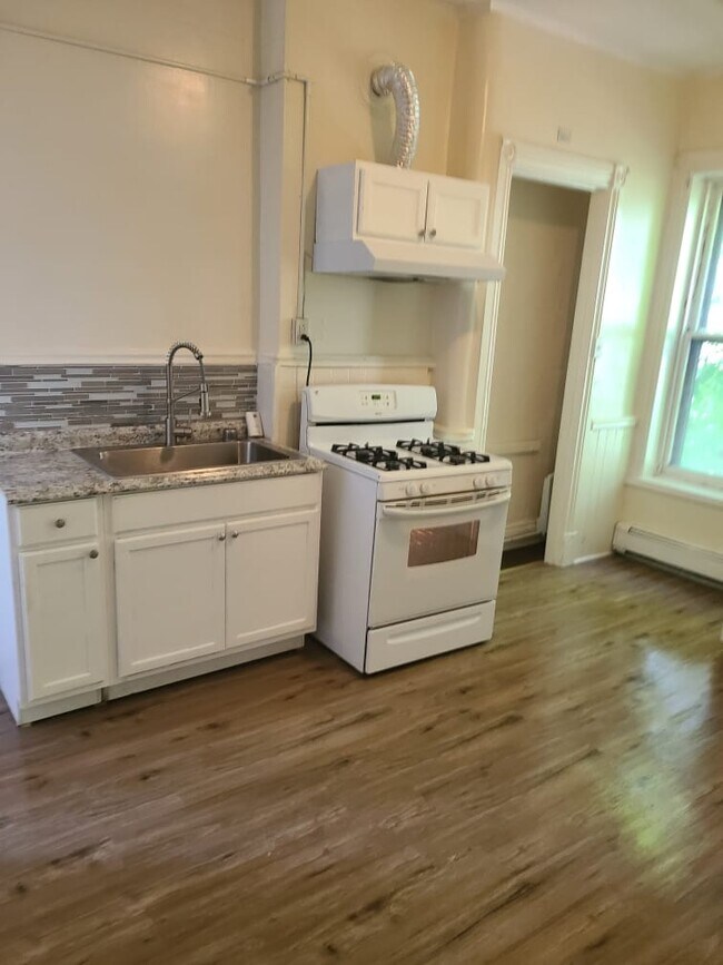 542 1st St, Unit 2 in Troy, NY - Building Photo - Building Photo