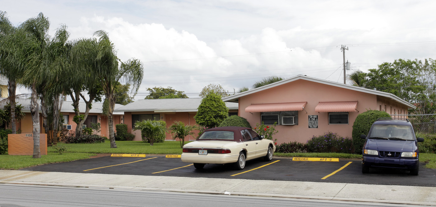 1150 Blue Heron Blvd in Riviera Beach, FL - Foto de edificio