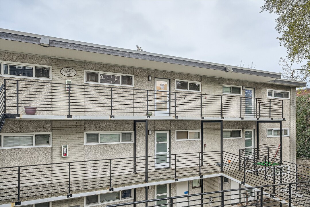 Catalina Apartments in Seattle, WA - Foto de edificio