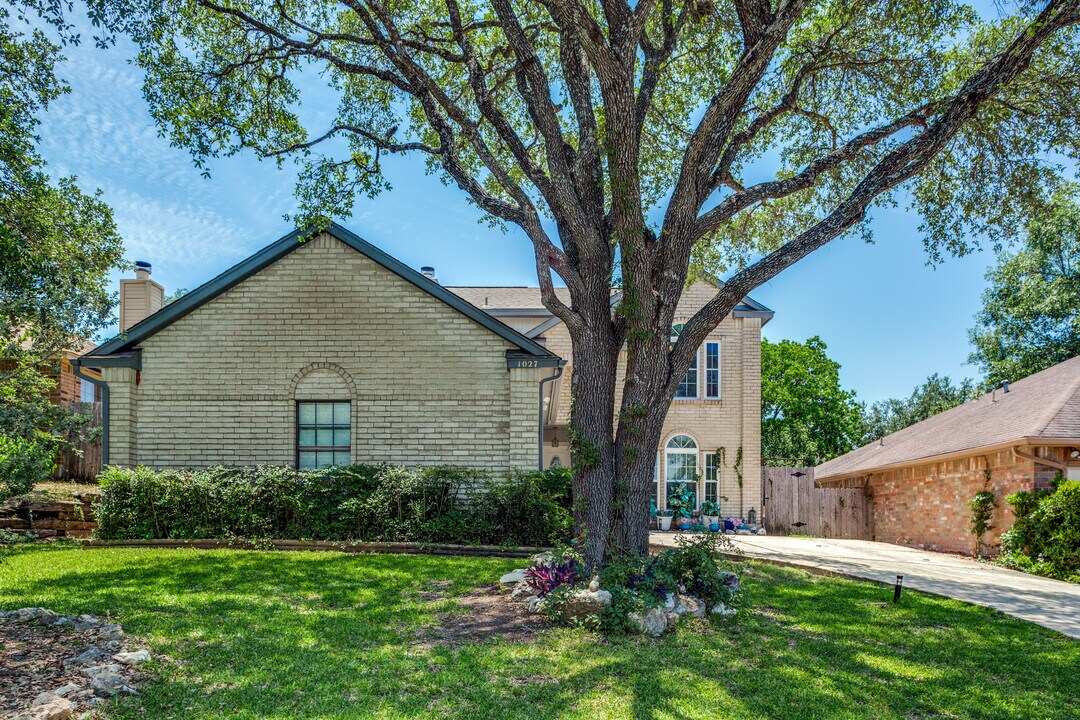 1027 Hedgestone Dr in San Antonio, TX - Building Photo