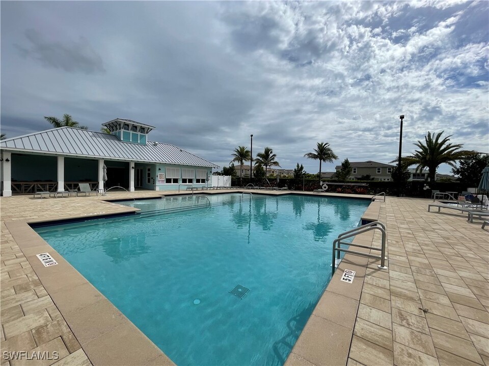 4664 Arboretum Cir in Naples, FL - Foto de edificio