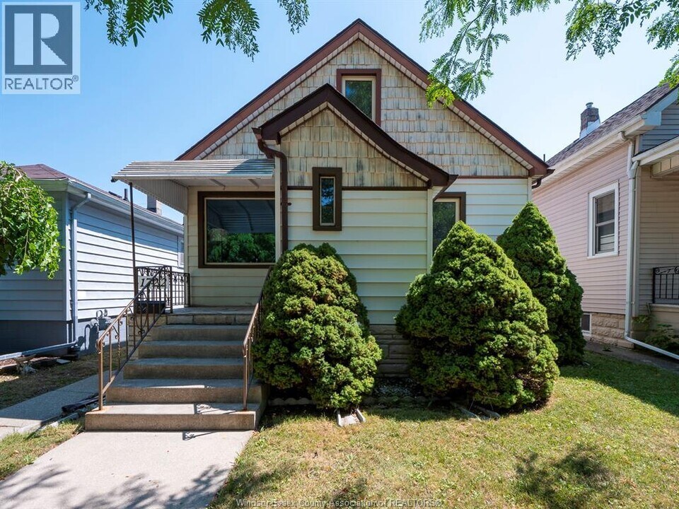 1722 Albert Rd in Windsor, ON - Building Photo