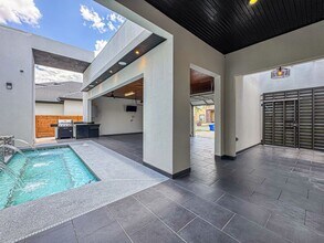 4704 Savannah Ave in McAllen, TX - Foto de edificio - Building Photo