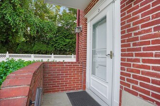 52 Sherwood Pl in Greenwich, CT - Building Photo - Building Photo