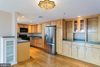 250 S President St in Baltimore, MD - Building Photo - Building Photo