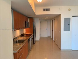 185 SW 7th St, Unit 1606 in Miami, FL - Building Photo