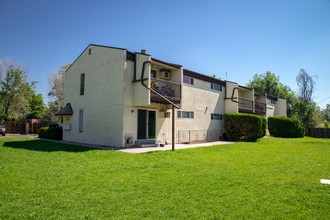 Elk Mountain Apartments in Lakewood, CO - Foto de edificio - Building Photo