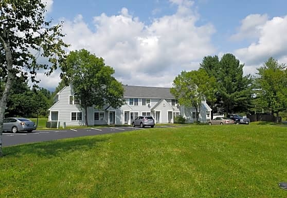 Gonic Estates at Brook Farm Village in Rochester, NH - Building Photo