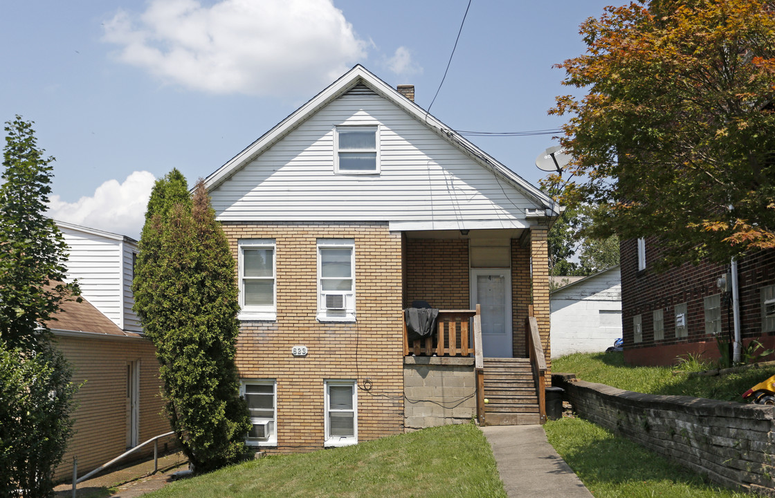 823 13th St in Ambridge, PA - Building Photo