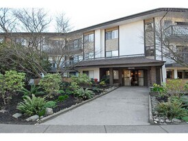 15020 North Bluff Rd in White Rock, BC - Building Photo