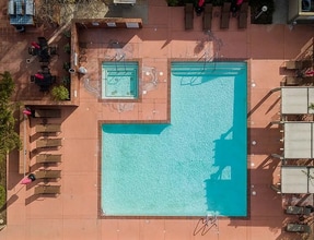 801 Pinetree Cir, Unit APT 22 in Thousand Oaks, CA - Foto de edificio - Building Photo