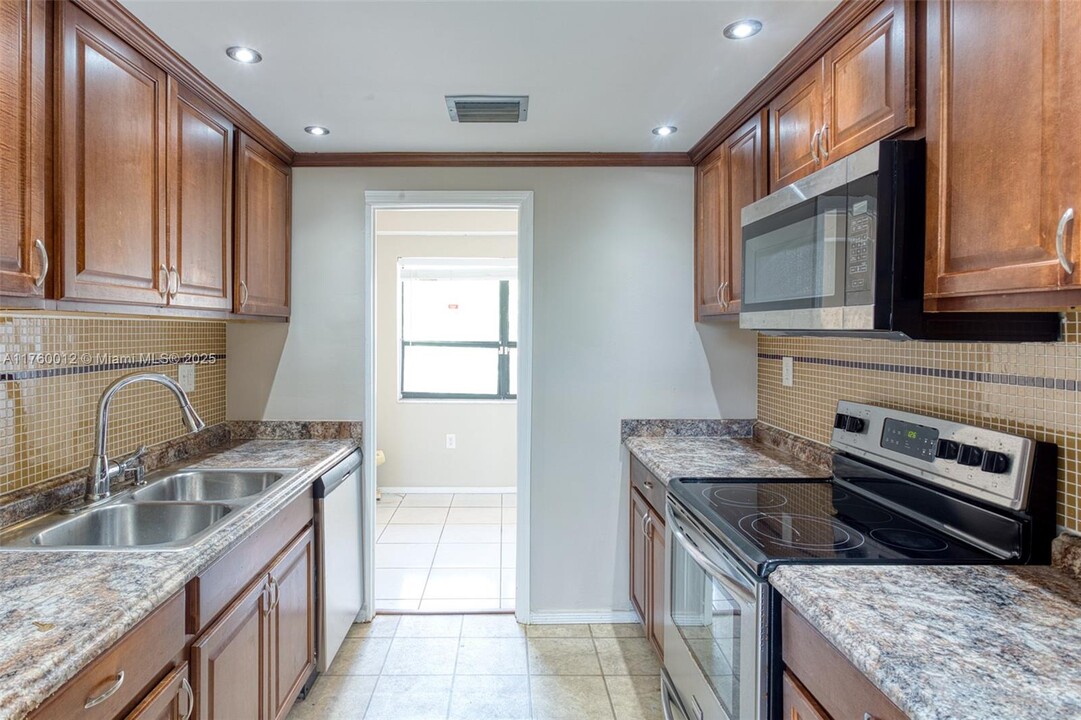 7401 NW 16th St, Unit 408 in Plantation, FL - Building Photo