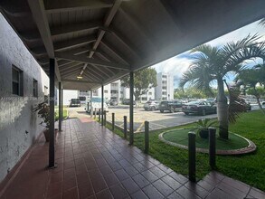 8185 NW 7th St in Miami, FL - Foto de edificio - Building Photo
