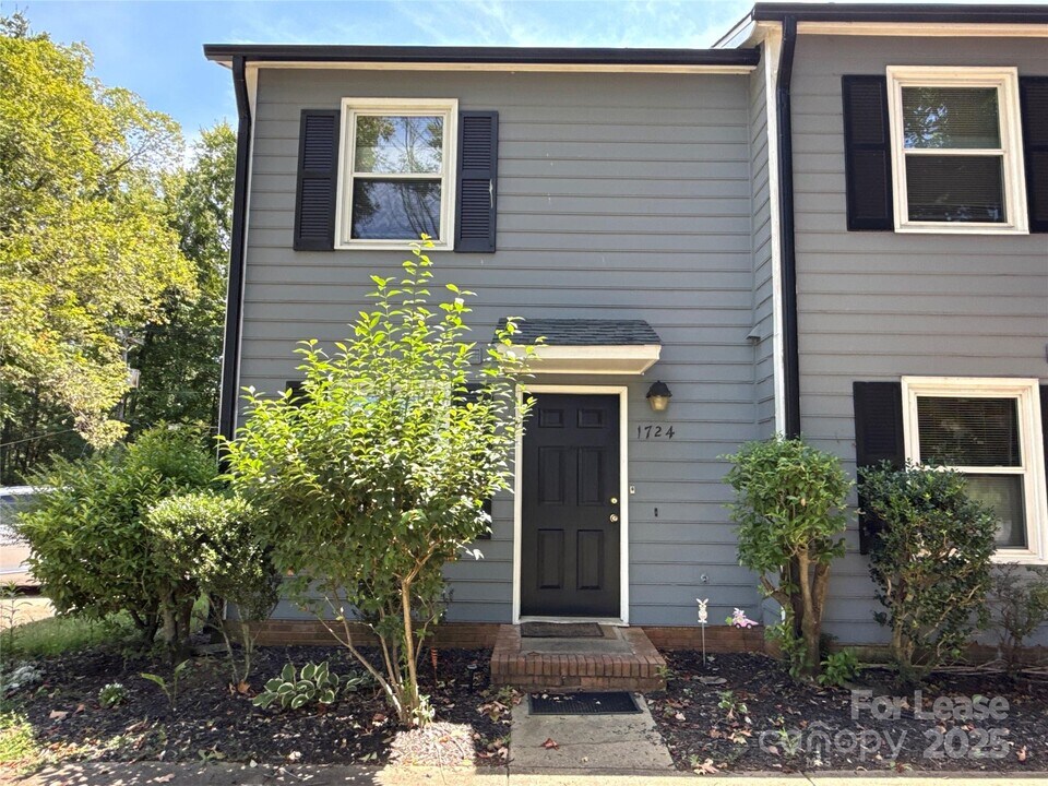 1724 Village Lake Dr in Charlotte, NC - Building Photo