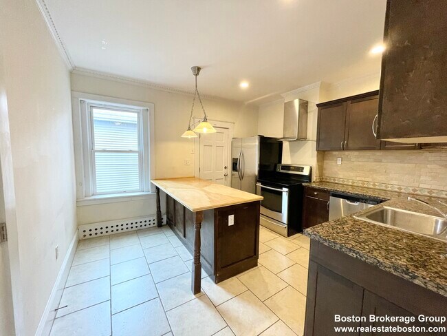 90 L St, Unit 3 BED South Boston in Boston, MA - Foto de edificio - Building Photo